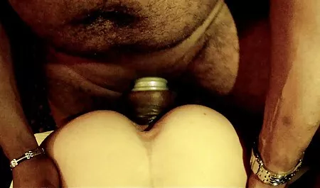 بلوند بالغ و سبزه تصاویرسکسی حشری جوان بر مرد روی نیمکت مسلط است