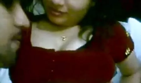 او شورت صورتی خود را تصاویر سکسایرانی جدا کرد و آلت تناسلی را در مهبل خود کاشت