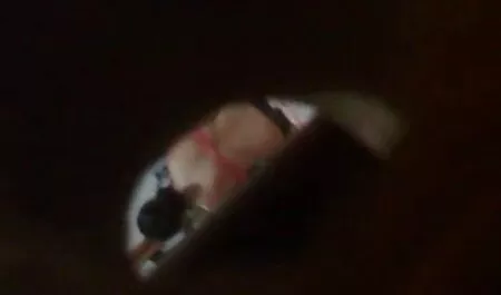یک سبزه متوسط عکس سکس ایرانیان ​​در جوراب ساق بلند به سبک سگ کوچولو به یک مرد جوان