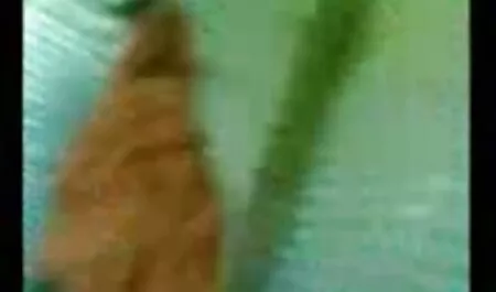 دختر جوان نادین را لمس تصاویر سکسیایرانی می کند و بیدمشک را در آشپزخانه نوازش می کند