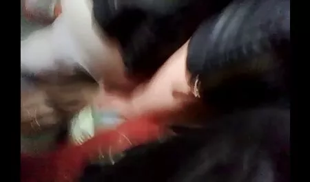 خانم بالغ در جوراب های عکس کوس مشتی سفید نوک انگشتانش را نوازش می کند
