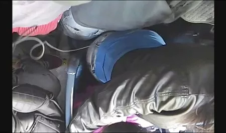 دو دختر گربه پوکر را گم کردند و موافقت کردند که شرکای خود را مبادله تصاویر سکسی لوتی کنند