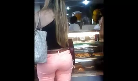 دختر بلوند عكس سكس عرب پاهای خود را گسترش داده و گربه را با اسباب بازی جنسی انگشت می کند